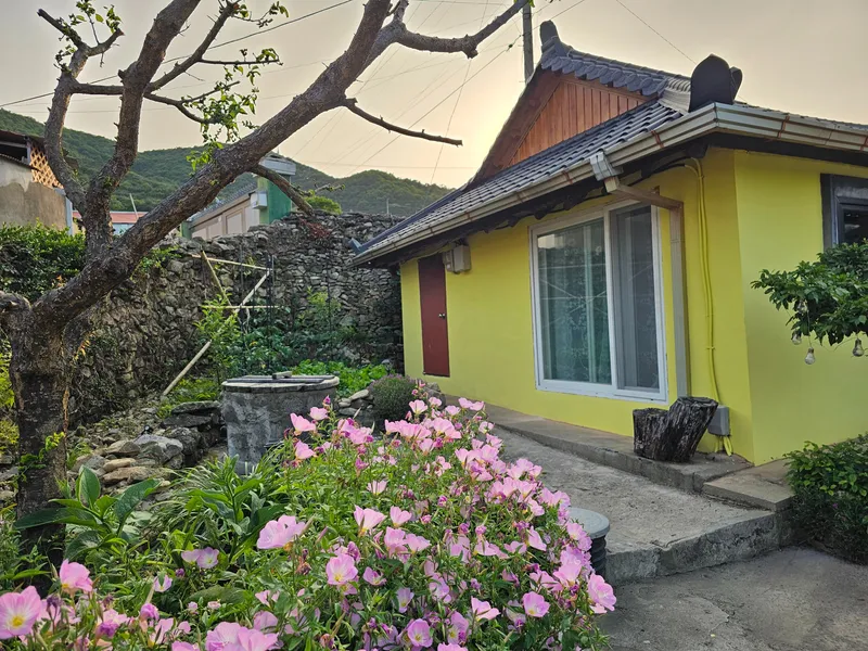 [Namhae] 141 pyeong independent Korean house with beautiful rafters, 5 minutes walk from German Village & the sea 37