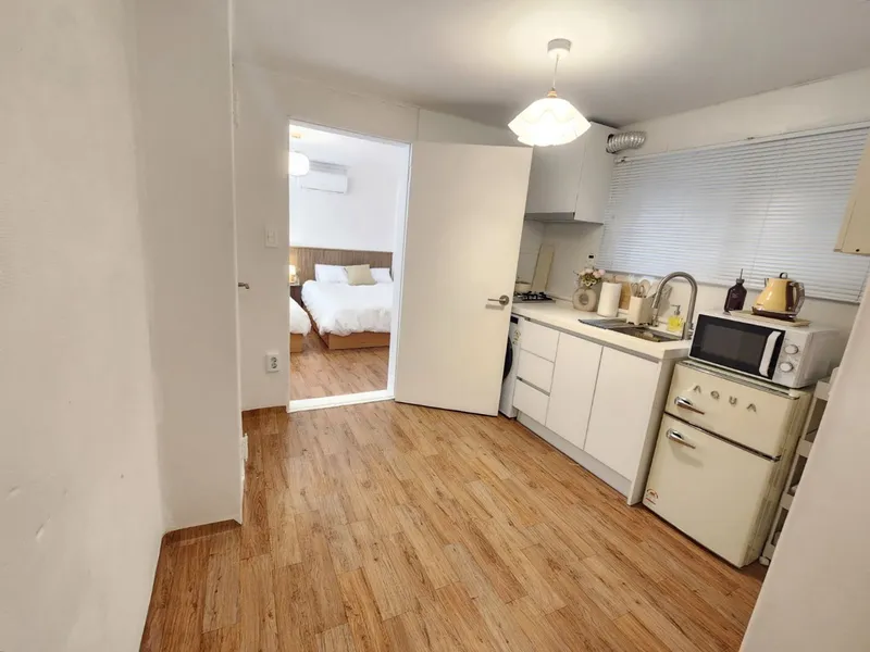 [Mapo, Seoul] 3-minute walk from Ewha Womans University Station, up to 5 people, 3 beds, fully equipped two-room with washing and drying facilities 33