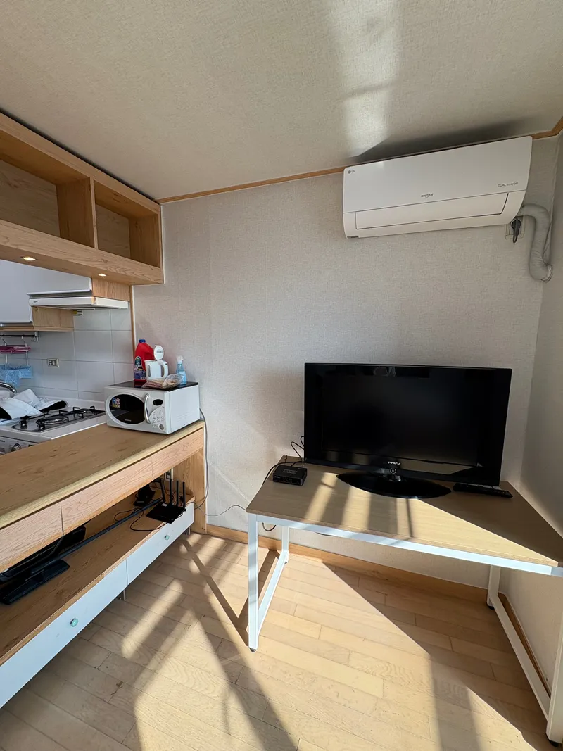 [Seodaemun, Seoul] Sun-filled officetel in front of Sinchon Station 6