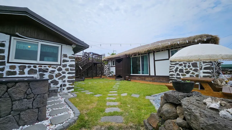 [Hallim, Jeju] Guideok Ocean View Jacuzzi Jeju Stone Wall Thatched House 23