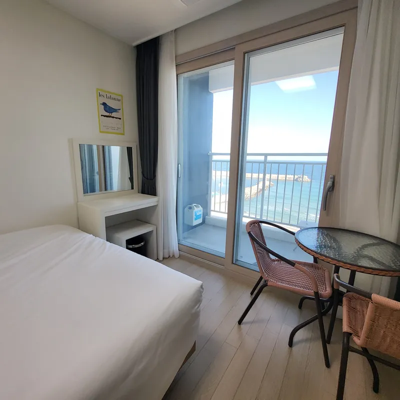 [Yangyang] E7-10/1. High-rise ocean view. Full options. Bed sunrise. Close to Yangridan-gil. OTT available. 5