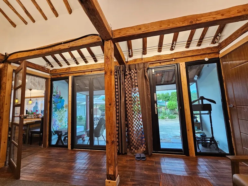 [Namhae] 141 pyeong independent Korean house with beautiful rafters, 5 minutes walk from German Village & the sea 18