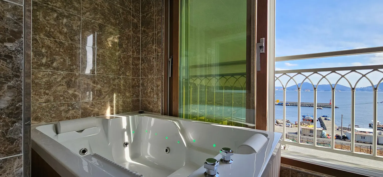 Gyeongnam Geoje Gajodo Villa Ocean View Whirlpool Piloti 101 Type A - main image