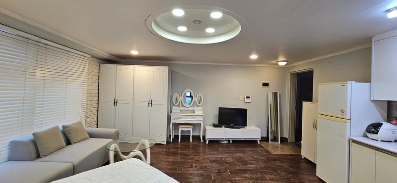 [Gangnam, Seoul] Nonhyeon-dong White Tone Urban Emotional Accommodation #303 2