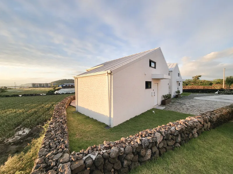 [Daejeong, Seogwipo] Outdoor Jacuzzi / Stylish Private House / Two Rooms / Standard for 4 / Yard / BBQ 35