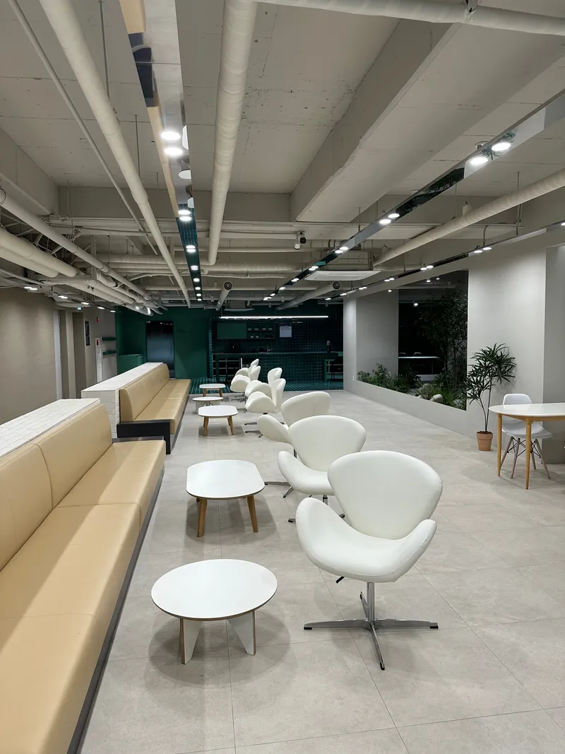 [Jung-gu, Seoul] A two-story, wide, high window with a view of Namsan and Inwangsan, Euljiro and Dongdaemun Station 39