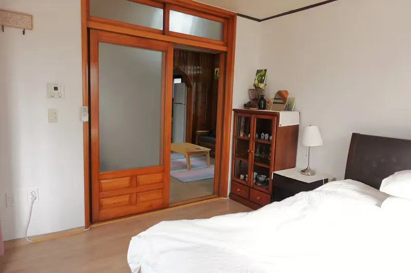 [Hallim, Jeju] Stone Wall House S with a lawn yard and stone wall 3