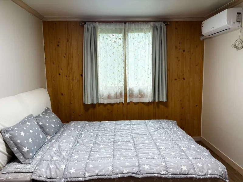 [Gujwa, Jeju] Bijarim duplex with an impressive view of the green grass yard and palm trees 3