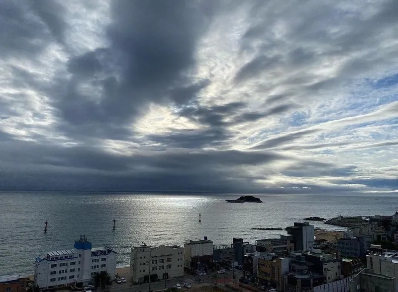 [강원 고성] 봉포해변의 에메랄드빛 파도와 함께 살아보기 48