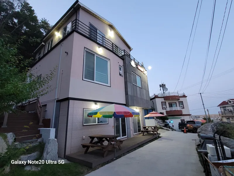 [Yangyang] 3-story building right in front of the beach, beach fishing village (2nd floor, room 202) bed 24
