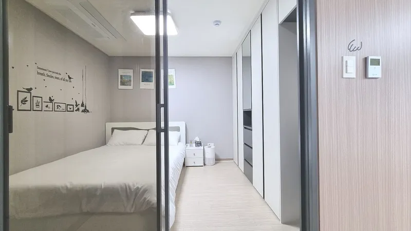 [Donghae] Room 1702 Ocean View Latex Queen Bed (2) 4
