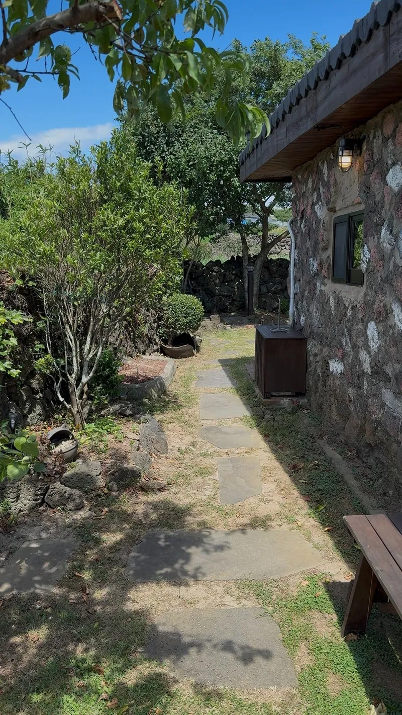 [Hangyeong, Jeju] "A Healing, Emotional Private House Where Time Stops" (Stone Wall Garden, Barbecue, Fireplace) 22