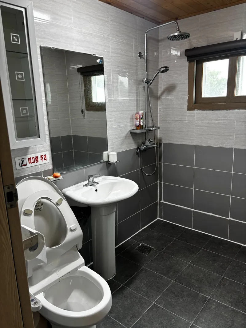 [Gujwa, Jeju] Bijarim duplex with an impressive view of the green grass yard and palm trees 11