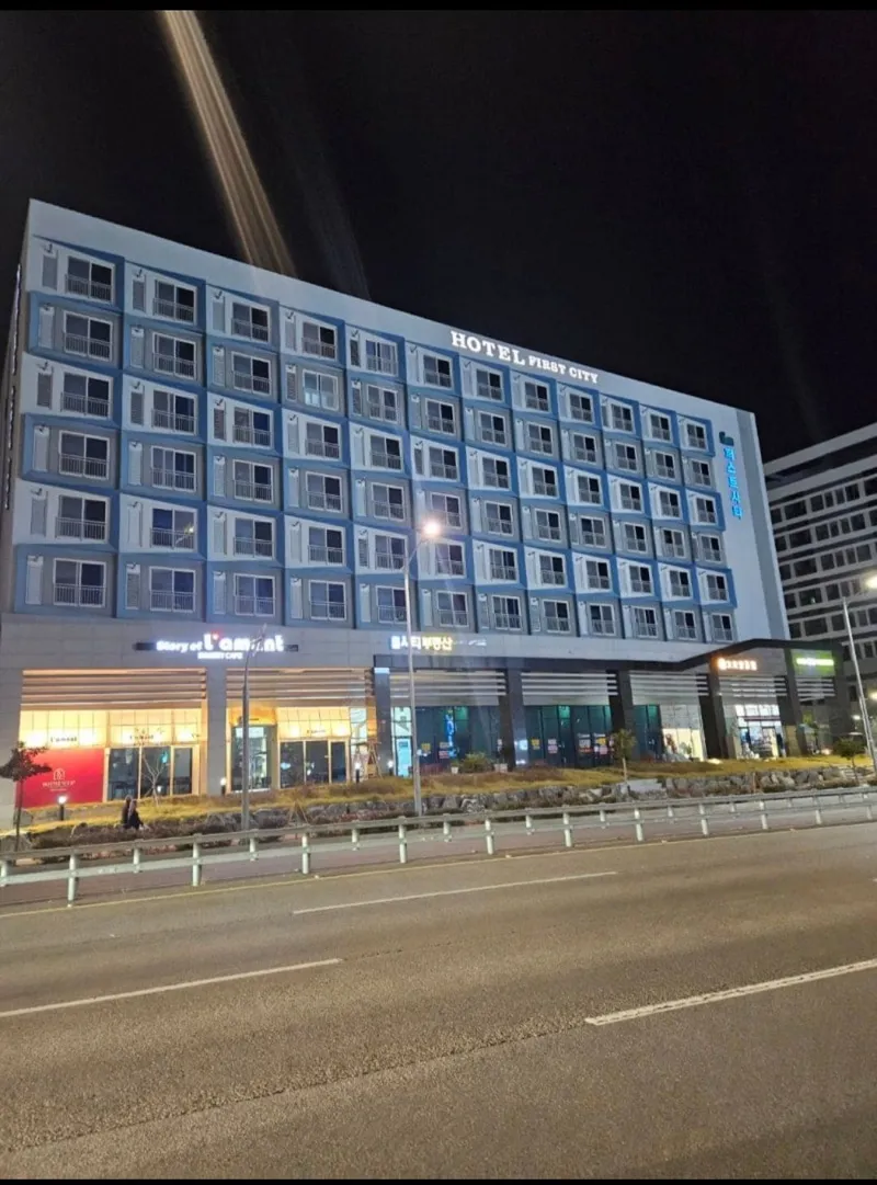 [Yeosu] Yeosu Beach Marina Yacht Club, waterfront swimming pool, romantic pojangmacha (traditional Korean food stall), and free parking are located in front of the accommodation. 37