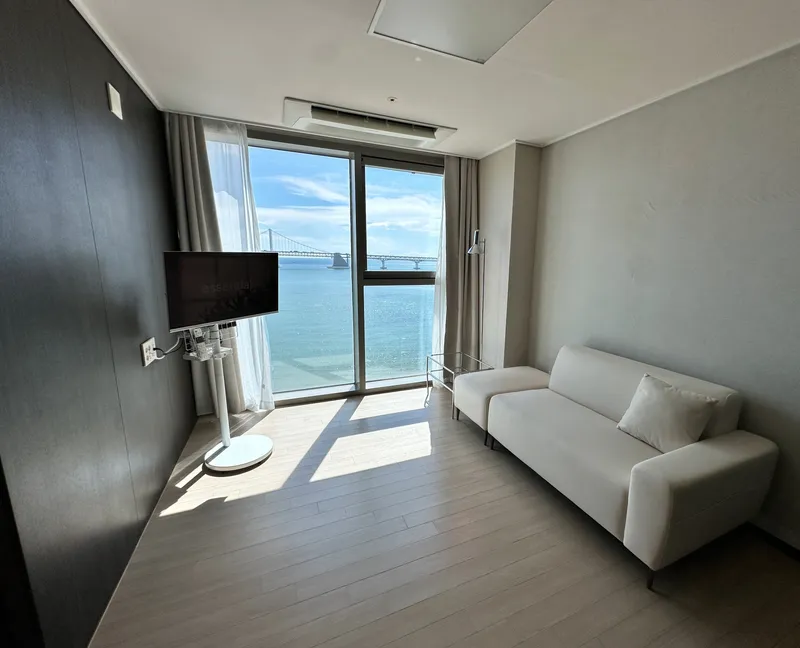 [Suyeong, Busan] A hip, modern accommodation with a full ocean view of Gwangalli Beach. 9