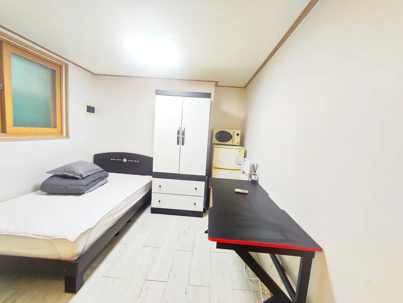 [Gwanak, Seoul] 8 minutes walk from Sillim Station and Danggok Station, 101. Semi-basement 6