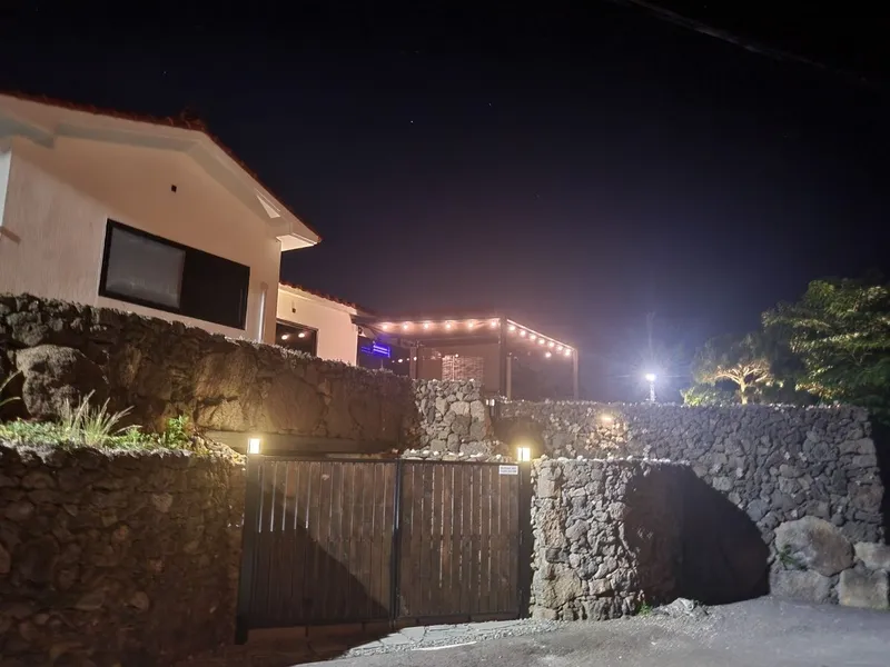 [Hallim, Jeju] Pet-friendly western-facing emotional lodging, private bunker for families 57