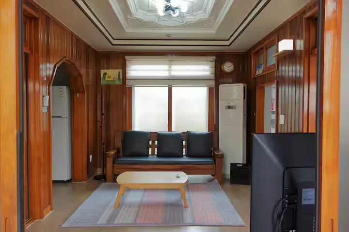 [Hallim, Jeju] Stone Wall House S with a lawn yard and stone wall 8
