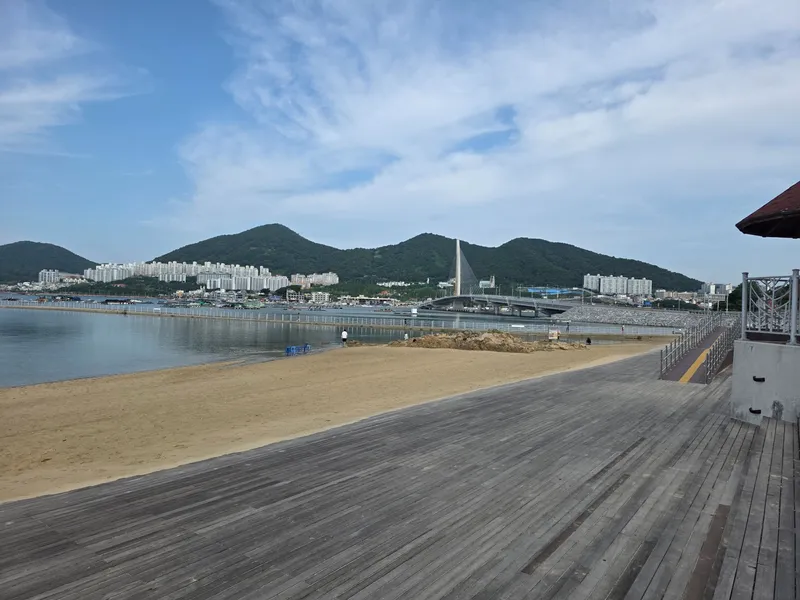 [Yeosu] Yeosu Beach Marina Yacht Club, waterfront swimming pool, romantic pojangmacha (traditional Korean food stall), and free parking are located in front of the accommodation. 42
