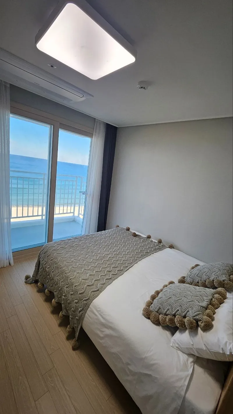 [Yangyang] Front ocean view, 4 people, bed sunrise view, spacious terrace, full options, OTT available 3