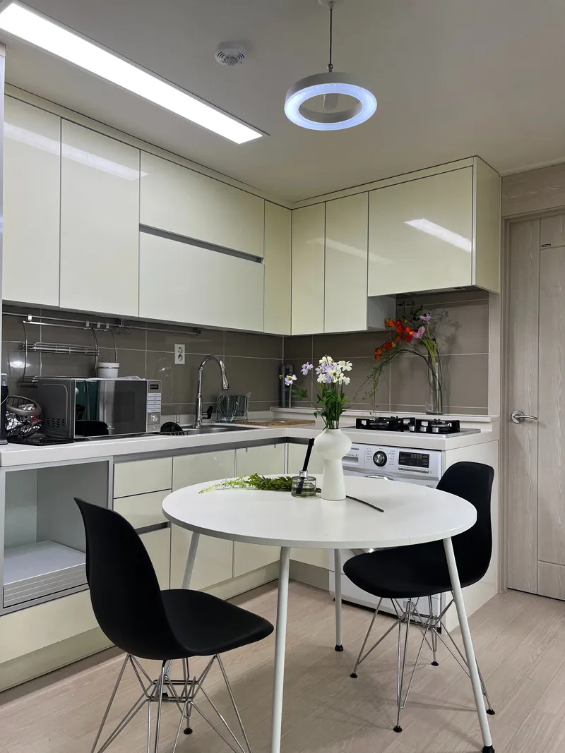 [Seodaemun, Seoul] 7-minute walk from Hongik University Station, three-room 12