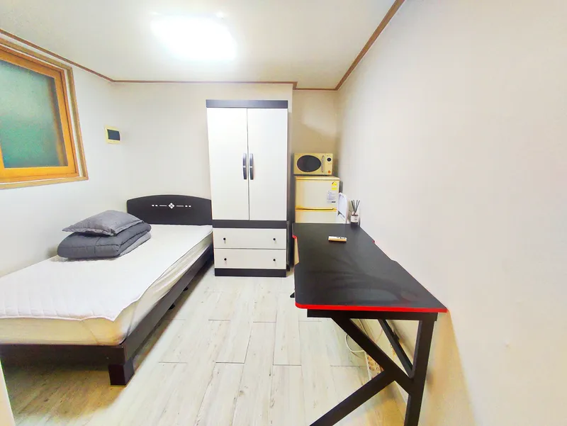 [Gwanak, Seoul] 8 minutes walk from Sillim Station and Danggok Station, 101. Semi-basement 7