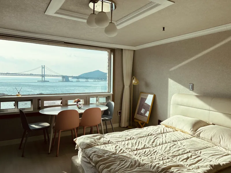 [Suyeong, Busan] Two queen beds OK, prime spot for Gwangan Bridge view/drone show OK, 1 minute walk to the beach OK 8