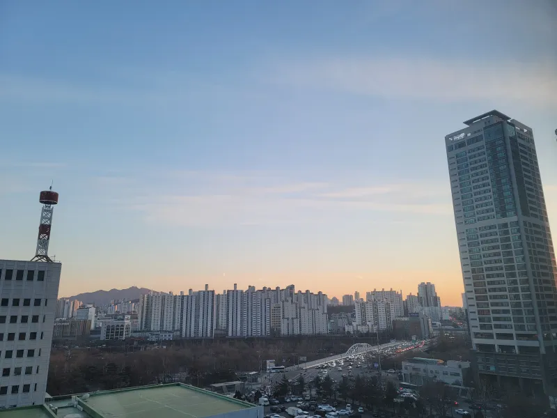 [Yeongdeungpo, Seoul] A wide, sunny view of the Dongyeouido Saetgang River. 18