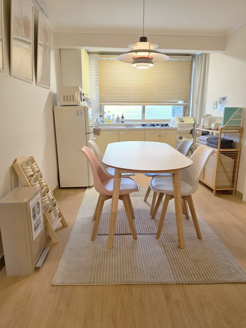 [Mapo, Seoul][Seoul Yeonam] 12 minutes walk from Hongik Univ. Station Exit 8, 1.5th floor near Yeontral Park 22
