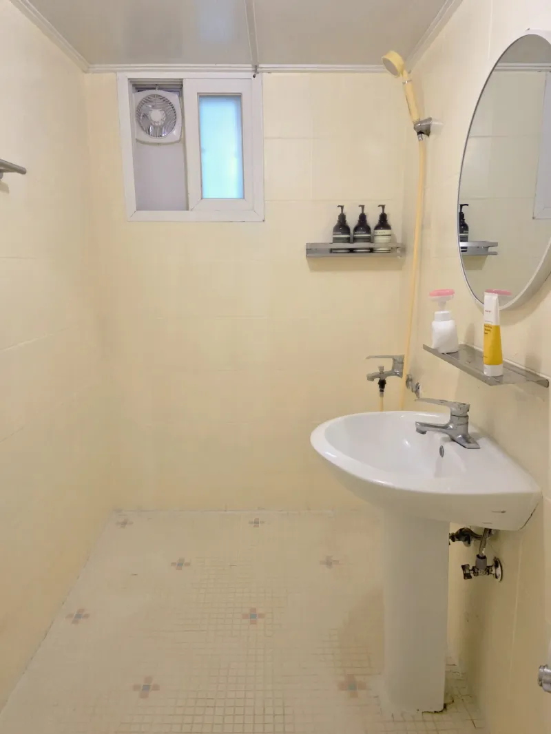 [Mapo, Seoul][Seoul Yeonam] 12 minutes walk from Hongik Univ. Station Exit 8, 1.5th floor near Yeontral Park 14