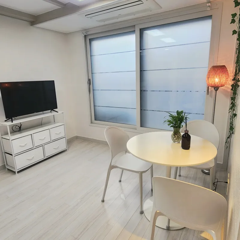 [Gangseo, Seoul] 3rd floor two-room apartment with good lighting and elevator, 7 minutes from Kkachisan Station 15