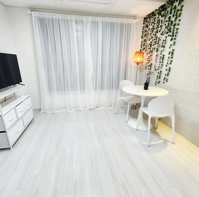 [Gangseo, Seoul] 3rd floor two-room apartment with good lighting and elevator, 7 minutes from Kkachisan Station 10