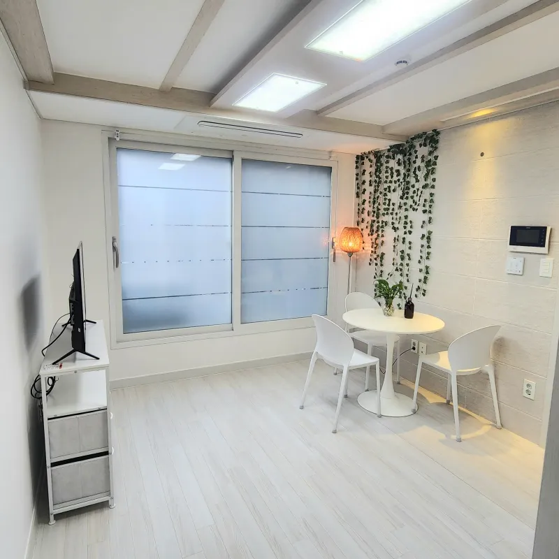 [Gangseo, Seoul] 3rd floor two-room apartment with good lighting and elevator, 7 minutes from Kkachisan Station 16