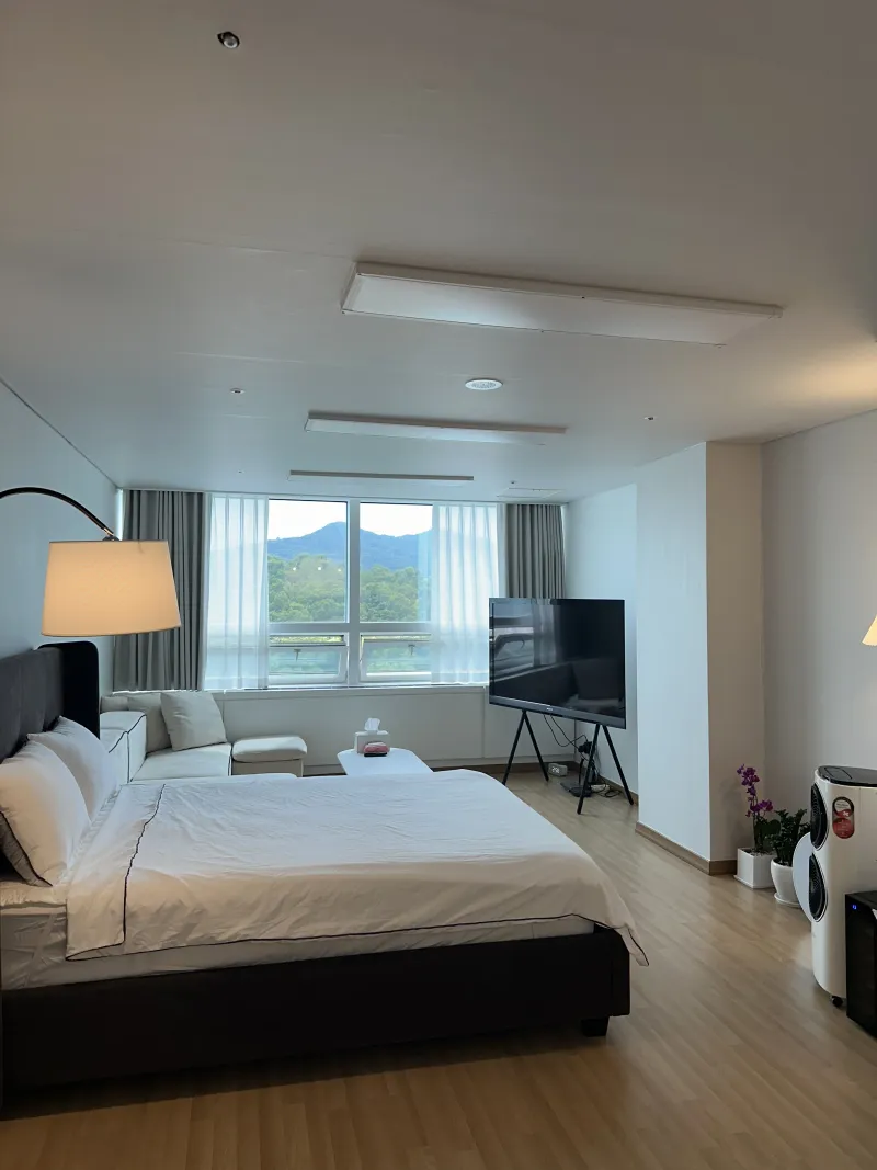 [서울 강남] 수서역 1분 스위트룸 #대모산뷰 #뻥뷰 #고층 #애견동반가능 4