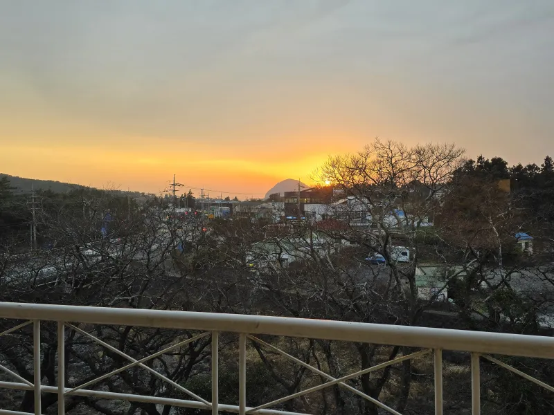 [Sangye-dong, Seogwipo][Hangnamu View] Room 301 / Breakfast Toast / Utility Box / Towels and Bedding Provided / 35