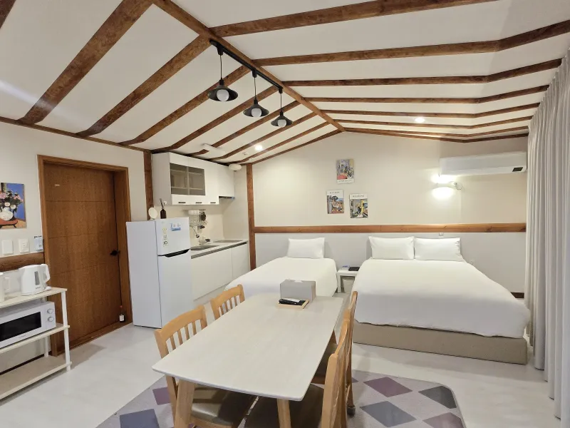 [Sangye-dong, Seogwipo][Pangnamu View] Room 304 / Cleaning fee and utilities included / Towels and bedding provided / 4