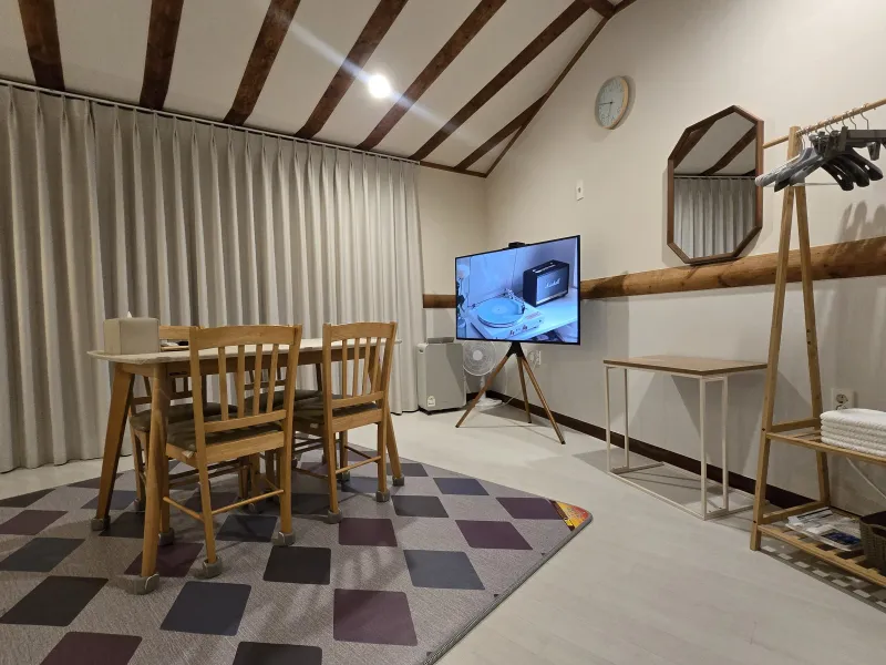 [Sangye-dong, Seogwipo][Pangnamu View] Room 304 / Cleaning fee and utilities included / Towels and bedding provided / 2