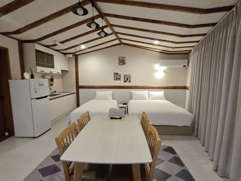 [Sangye-dong, Seogwipo][Pangnamu View] Room 304 / Cleaning fee and utilities included / Towels and bedding provided / 3