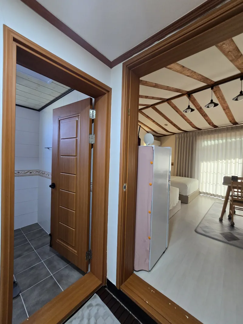 [Sangye-dong, Seogwipo][Pangnamu View] Room 304 / Cleaning fee and utilities included / Towels and bedding provided / 16