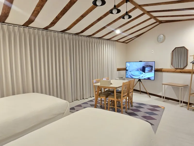 [Sangye-dong, Seogwipo][Pangnamu View] Room 304 / Cleaning fee and utilities included / Towels and bedding provided / 9