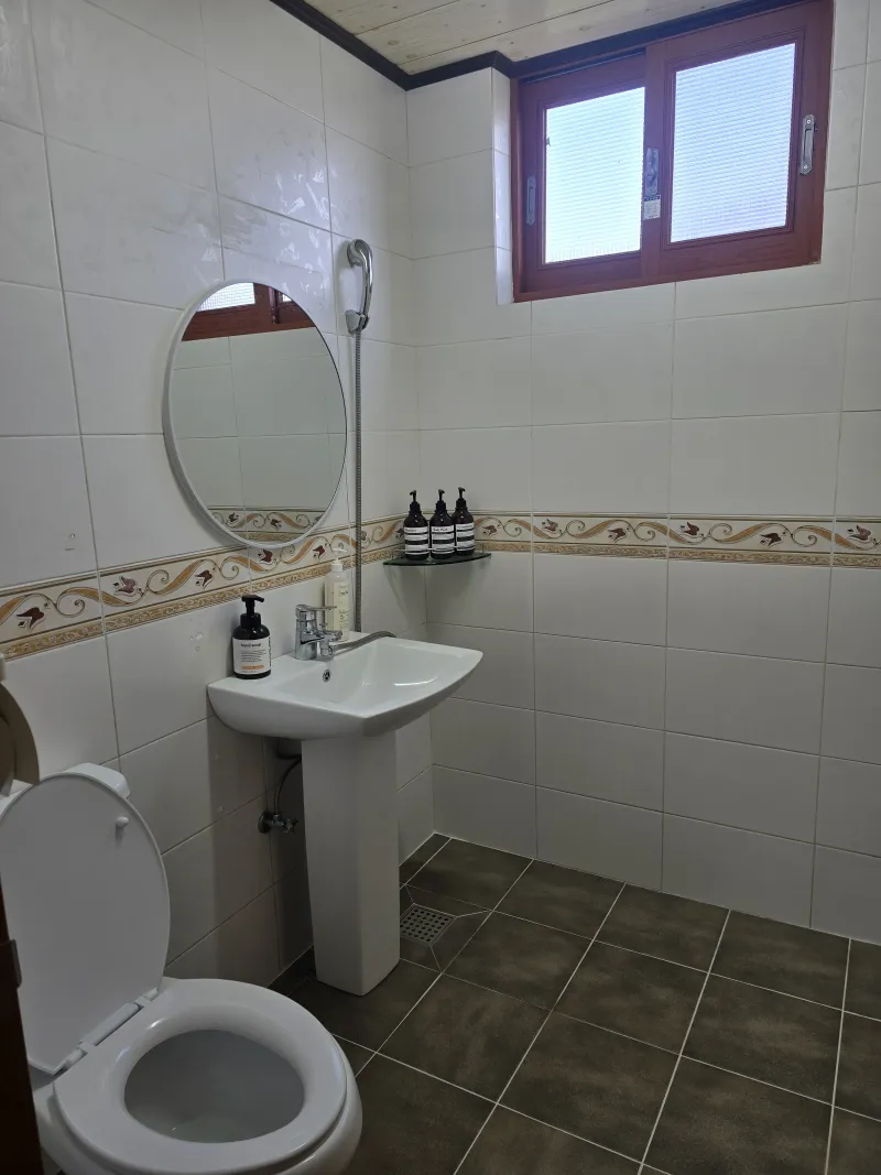 [Sangye-dong, Seogwipo][Pangnamu View] Room 304 / Cleaning fee and utilities included / Towels and bedding provided / 12