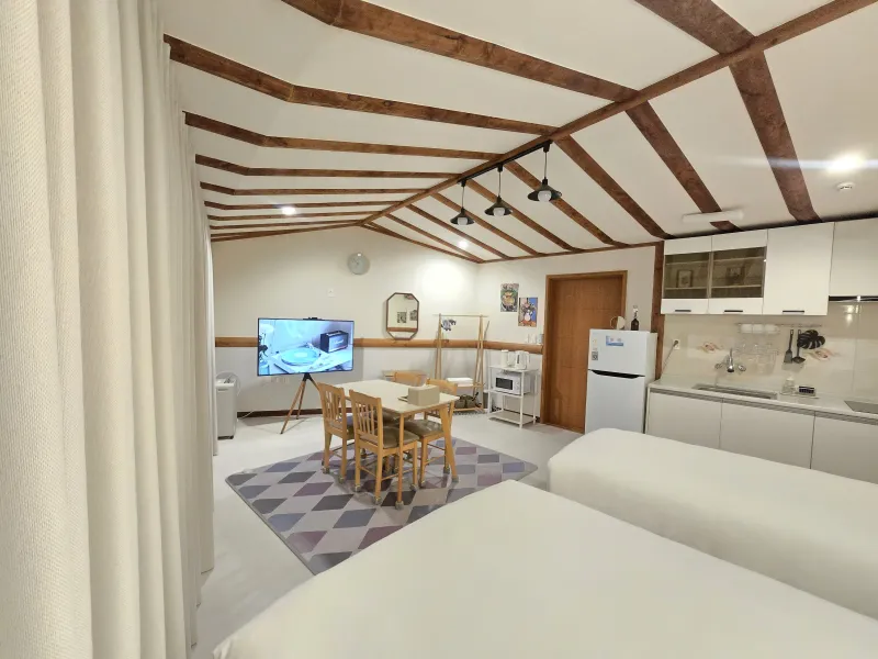 [Sangye-dong, Seogwipo][Pangnamu View] Room 304 / Cleaning fee and utilities included / Towels and bedding provided / 6