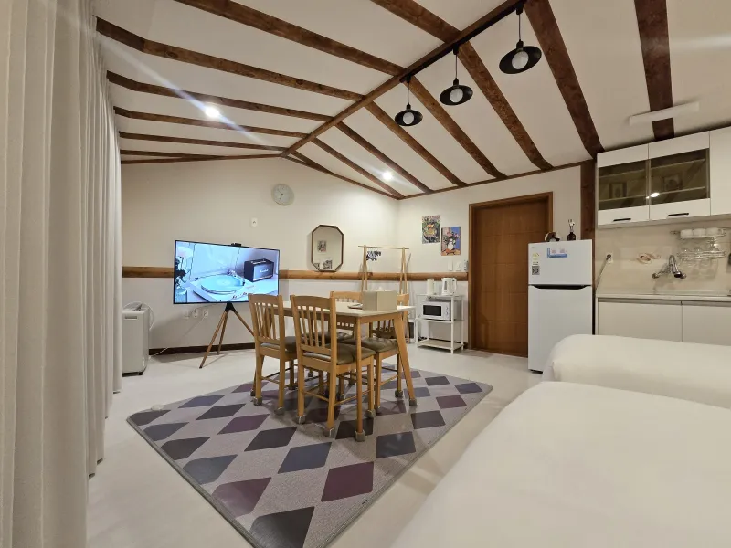 [Sangye-dong, Seogwipo][Pangnamu View] Room 304 / Cleaning fee and utilities included / Towels and bedding provided / 5
