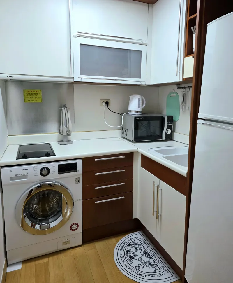 [Mapo, Seoul] A spacious, fully furnished room within a 1-minute walk from Hongik University Station. 11