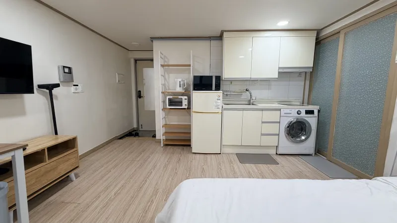 [Mapo, Seoul][5-minute walk from Hongik University Station Exit 3] Hongdae Hotspot Yeontral Park One-Room Studio 4