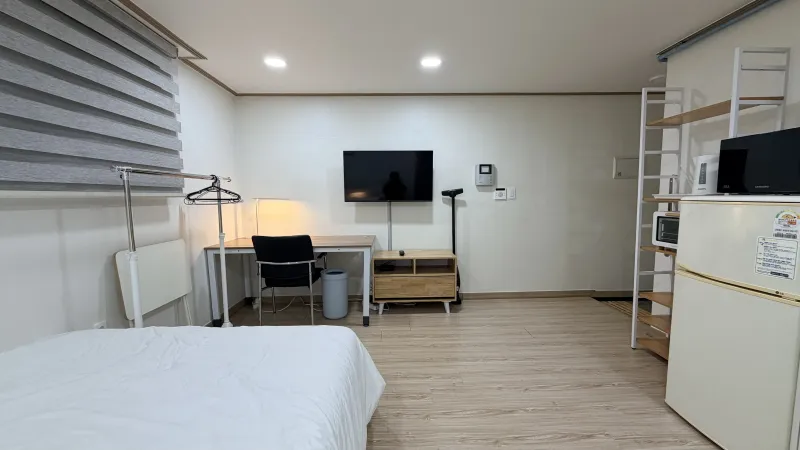 [Mapo, Seoul][5-minute walk from Hongik University Station Exit 3] Hongdae Hotspot Yeontral Park One-Room Studio 12