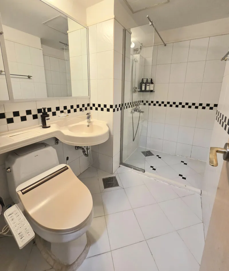 [Mapo, Seoul] A spacious, fully furnished room within a 1-minute walk from Hongik University Station. 10