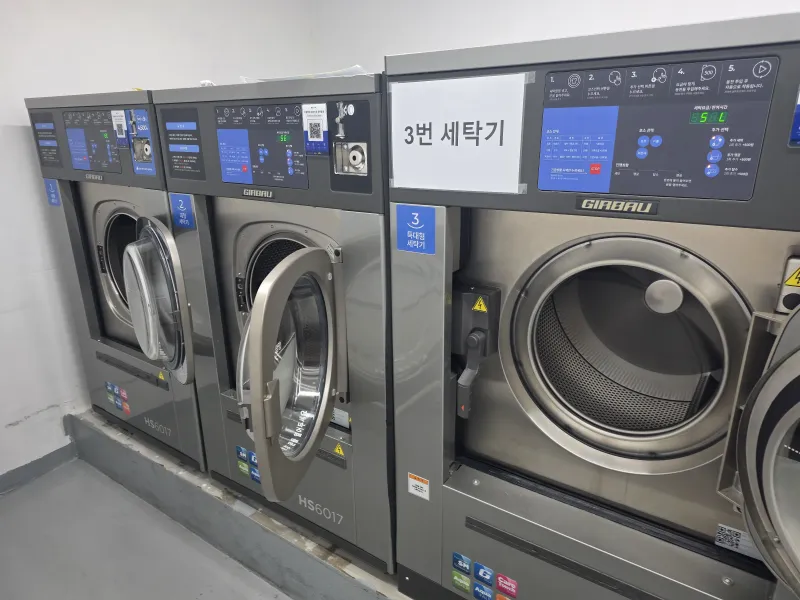 [Mapo, Seoul] A spacious, fully furnished room within a 1-minute walk from Hongik University Station. 22