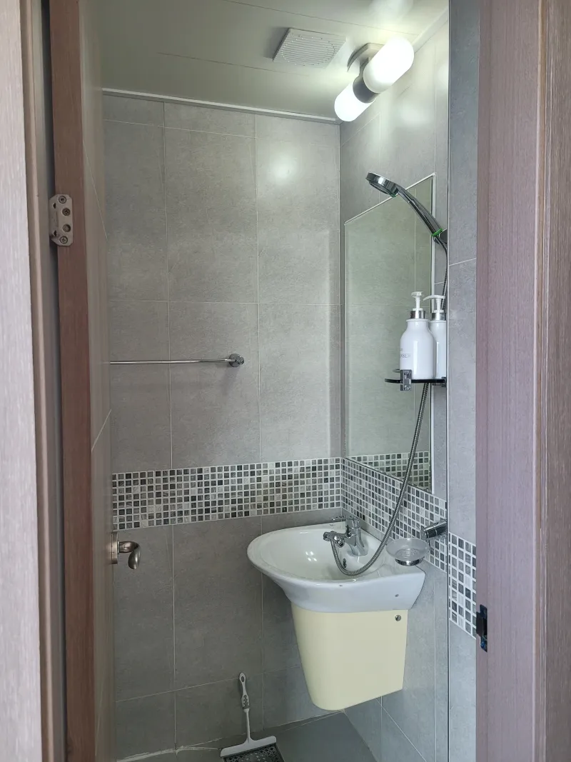 [Seocho, Seoul] High-rise officetel with a view near Sinsa Station 7