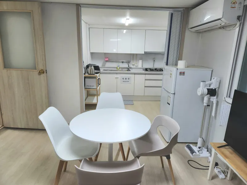 [Guro, Seoul] Gocheok Sky Dome, 7 minutes walk from Gaebong Station on Line 1. Parking available in front of Yeongdeungpo Department Store. 11